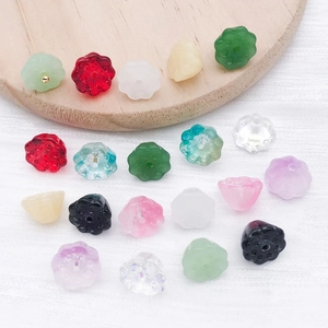 Détail de perles en verre coloré en forme de lotus pour la création de bijoux