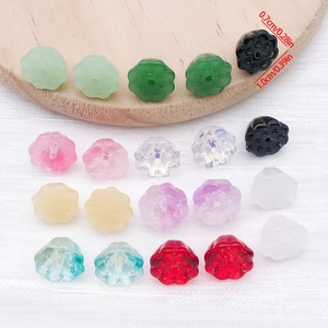 Gros plan de perles de lotus en verre coloré avec dimensions de 0,7 cm et 1,0 cm