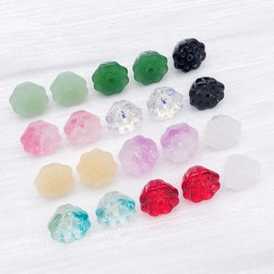 Vue détaillée de perles en verre colorées en forme de lotus pour bijoux artisanaux