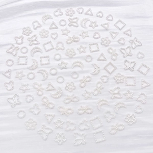 Detalle macro de colgantes de acrílico blanco en forma de corazón y estrella para DIY