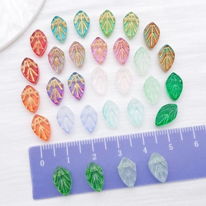 Bunte Glas-Blattanhänger mit Goldverzierungen für DIY-Schmuckherstellung