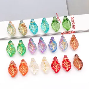 Makrodetail der bunten Glasblattanhänger mit goldenen Blattadern und 1mm Lochgröße