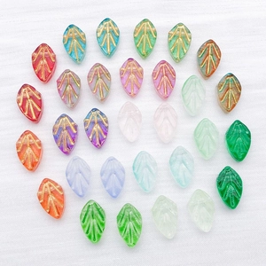 Bunte Glas-Blattanhänger mit Goldadern in spiralförmiger Anordnung für DIY-Schmuck