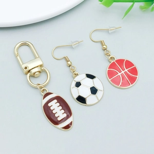 Details von Sport-Schlüsselanhänger und Ohrringen mit Emaille-Fußball- und Basketball-Anhängern