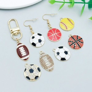 Detailansicht von Sportanhängern mit Fußball, Basketball und Baseball Motiven und Strasssteinen
