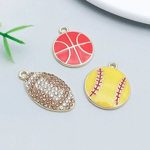 Detail von bunten Emaille-Basketball-, Softball- und Strass-Football-Anhängern