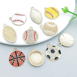 Detailansicht bunter Sportball-Anhänger mit Emaille und Strasssteinen für DIY-Schmuck