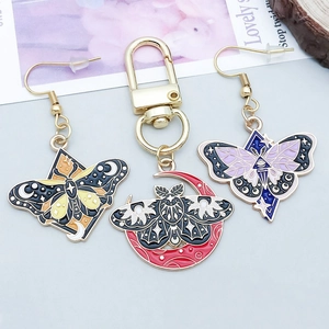 Detail van emaille mot hangers met maanpatronen voor DIY sieraden maken
