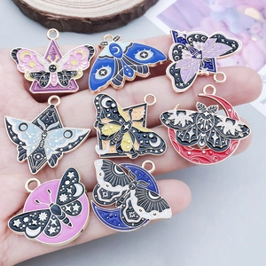 Kleurrijke vlinder en mot emaille hangers voor het maken van DIY sieraden