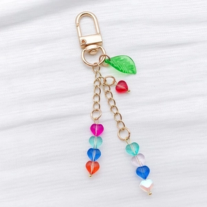 Porte-clés cœur en perles de verre translucides avec pendentif feuille et fermoir doré