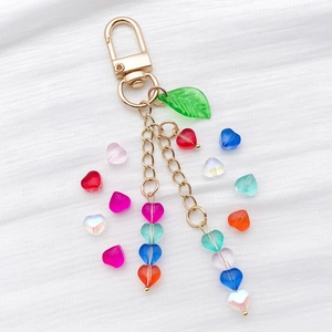 Porte-clés en perles de verre colorées en forme de cœur avec fermoir doré et détail de feuille