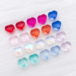 Gros plan de perles en verre transparent en forme de cœur pour bijoux DIY