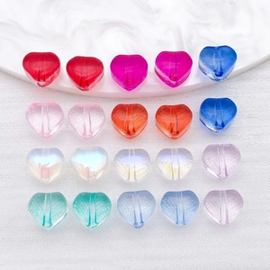 Vue détaillée de perles de verre colorées en forme de cœur avec trous verticaux pour bijoux