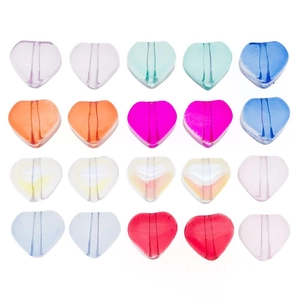 Perles en verre colorées en forme de cœur pour bijoux disposées en grille soignée
