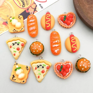 Schattige miniatuur voedselhangers van hars zoals burgers en pizza met metalen oogjes