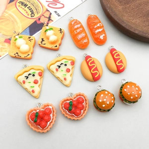 Detailweergave van diverse miniatuur voedselbedeltjes van hars met ringen voor DIY