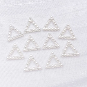 Colgantes de perlas blancas en forma de triángulo hueco para collares DIY y bisutería
