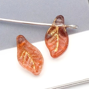 Bernsteingoldener Glashänger in Blattform mit Goldfolie und Bohrloch für DIY-Schmuckherstellung