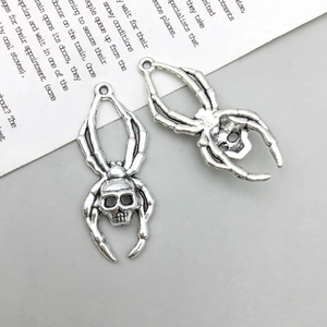Detailansicht der Vintage-Silber-Spinne-Totenkopf-Anhänger für DIY-Schmuck