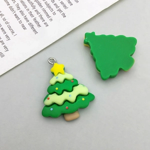 Dettaglio di ciondoli a forma di albero di Natale con punti colorati per creazioni DIY