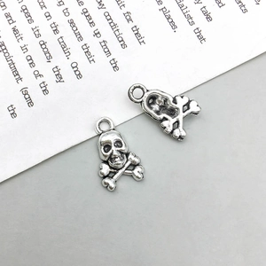 Detailansicht von Vintage-Silber-Totenkopfanhängern aus Legierung für DIY-Schmuckherstellung