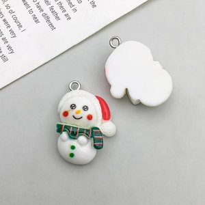 Dettaglio dei ciondoli a pupazzo di neve in resina con anelli per creazione gioielli DIY