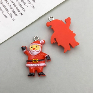 Dettaglio di un ciondolo Babbo Natale DIY con anello in argento per creare gioielli