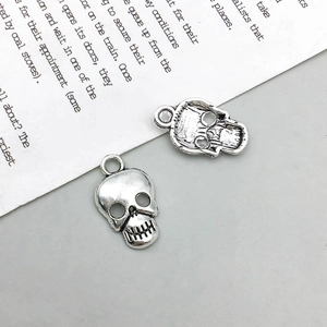 Detaillierte Vorder- und Rückansicht von Retro-Totenkopf-Anhängern aus Legierung für DIY
