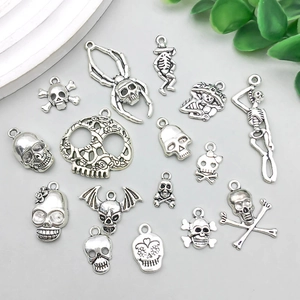 Halloween Totenkopf Anhänger Set aus Legierung in Silber für DIY Schmuckherstellung