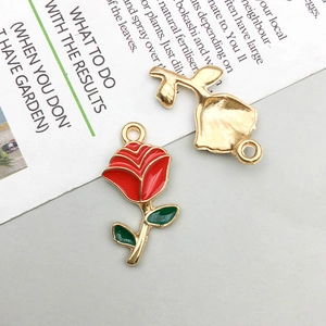 Détail du pendentif rose montrant l'avant en émail rouge et l'arrière en alliage doré