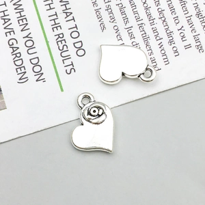 Détail de pendentifs en forme de cœur en alliage d'argent avec motifs de roses gravés
