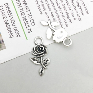 Détail macro du pendentif rose argent antique avec texture d'huile vintage et boucle