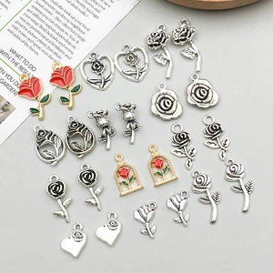 Gros plan de breloques roses vintage en argent et émail rouge pour la création de bijoux