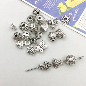 Dettaglio di perline in lega d'argento vintage a forma di tartaruga e cuore per gioielli fai da te