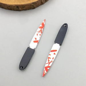 Détail de breloques couteaux d'Halloween en acrylique ensanglanté pour bijoux DIY