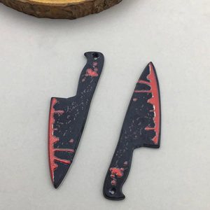 Détail de pendentifs couperet d'Halloween en acrylique avec taches de sang pour bijoux