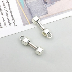 Détail de pendentifs haltères en argent antique pour création de bijoux DIY et colliers