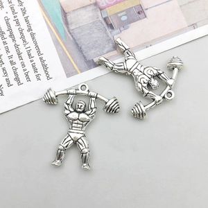Détail macro du pendentif haltérophile en alliage argent antique pour bijoux DIY