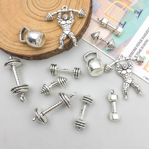 Détail de breloques fitness en argent antique avec haltères pour la création de bijoux DIY