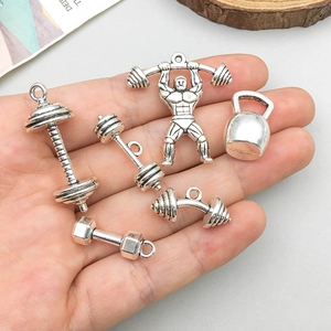 Lot de six pendentifs fitness en argent antique avec haltères, kettlebells et musculation