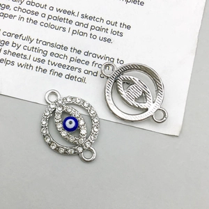 Detailweergave van zilveren boze oog connectoren met blauw emaille en stras voor DIY
