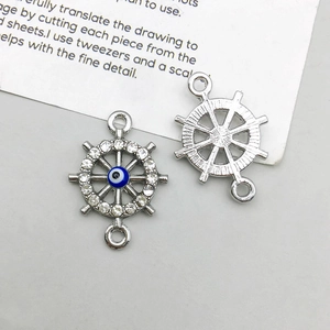 Detail van zilveren stuurwiel hanger met blauw boze oog en fonkelende kristallen