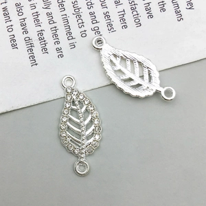 Silberner Blattverbinder mit weißen Strasssteinen und Hohlraumdesign für DIY-Schmuck