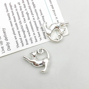 Nahaufnahme von zwei Vintage-Silber-Katzenanhängern für die DIY-Schmuckherstellung