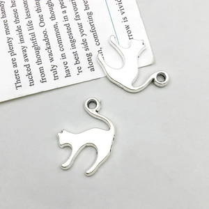 Detail von zwei silbernen Mond-Katzen-Anhängern für die DIY-Schmuckherstellung