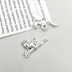 Makroaufnahme von zwei Vintage-Silberlegierungs-Katzenanhängern für DIY-Schmuck