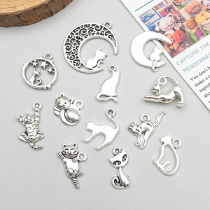 Detailansicht der antiken silbernen Katzen- und Mondanhänger aus Legierung für DIY-Schmuck