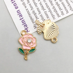 Dettaglio del ciondolo a rosa smaltata con cristallo e retro metallico per gioielli fai-da-te