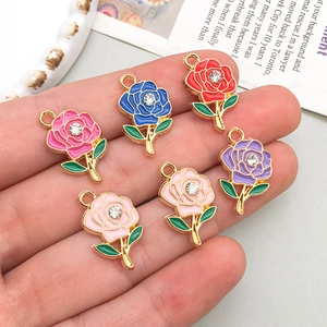 Sei ciondoli a forma di rosa colorata in lega dorata con cristalli per creazione gioielli