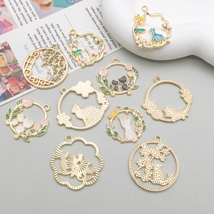 Ciondoli dorati a forma di gatto e fiori con smalto colorato per creazione gioielli DIY